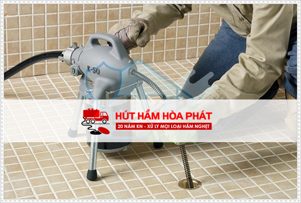 Hút hầm cầu bằng máy lò xo tại Ninh Hòa