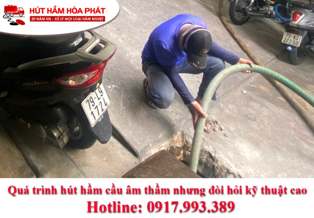 Quá trình hút hầm cầu diễn ra âm thầm nhưng đòi hỏi kỹ thuật cao - Hút hầm cầu Hòa Phát NT Khánh Hòa